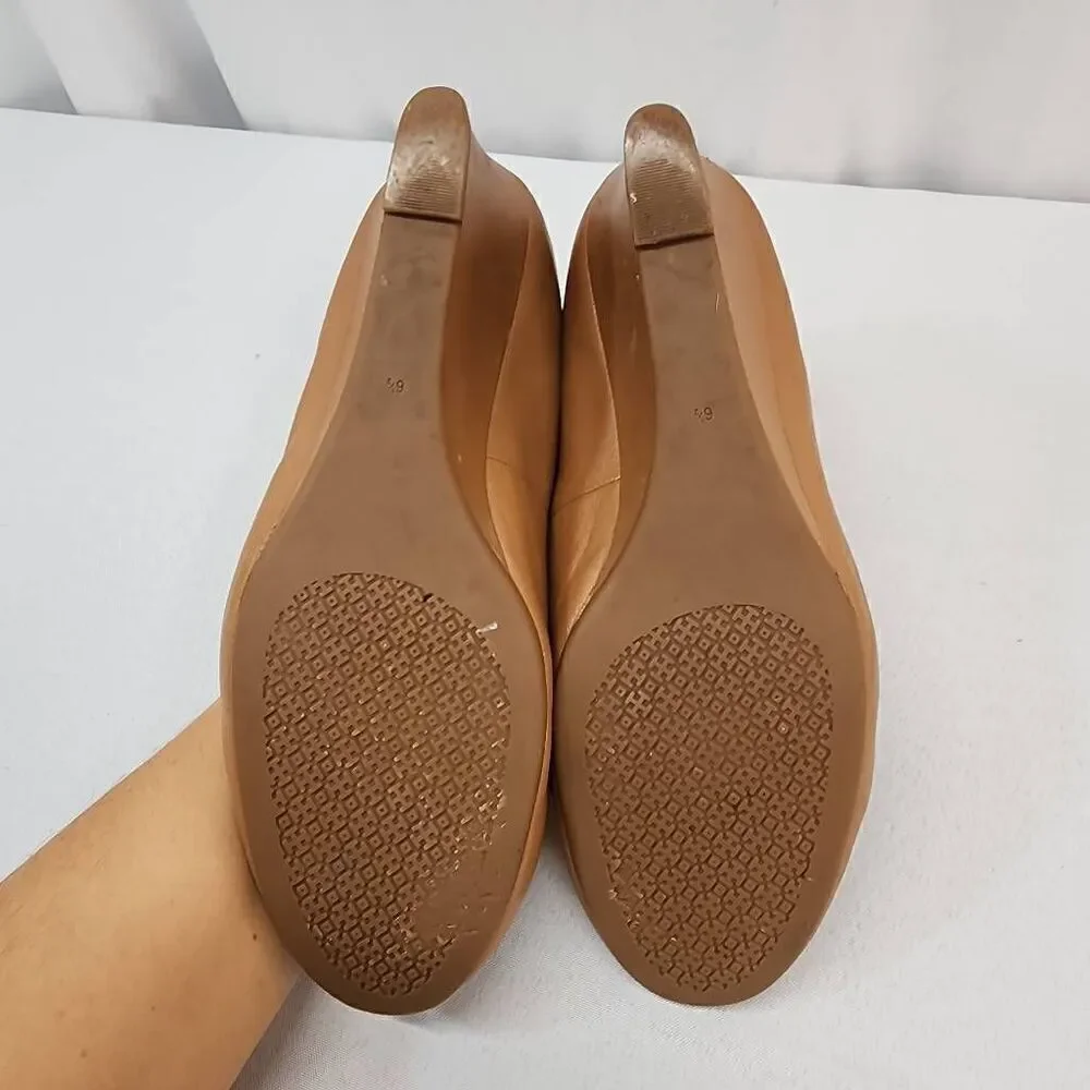 Tory Burch Size 6.5 Chelsea Wedge Pumps Tan Leather Medallion Round Toe Comfort